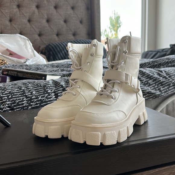 BRAND NEW FOREVER 21 WHITE COMBAT STYLISH BOOTS! - Picture 13 of 16